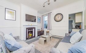 Central Townhouse Wolverhampton - Sleeps 8 - Ideal For Contractors & Families
